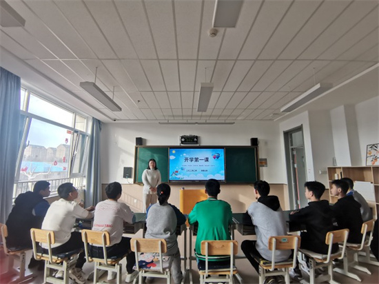 1召開開學第一課班會.jpg