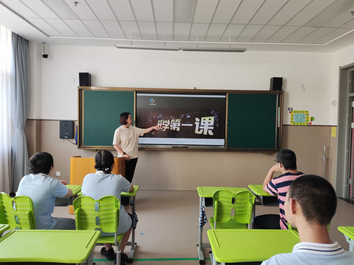 9-1我們在認真觀看開學(xué)第一課.jpg