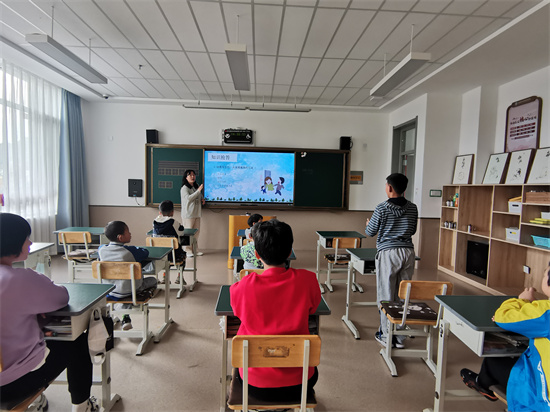 學(xué)生回答防震常識(shí)小測試.jpg