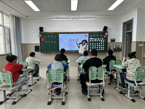 晨會課學(xué)習(xí)婦女節(jié)知識.jpg