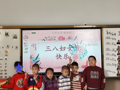 進(jìn)行三八節(jié)活動(dòng).jpeg