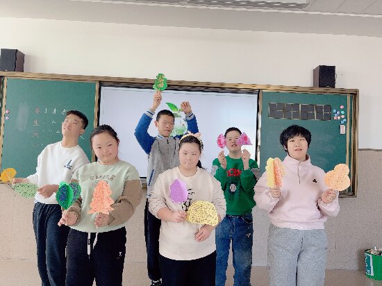 繪畫與手工《樹(shù)朋友》.JPG
